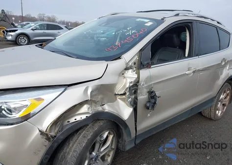 2018 Ford Escape Titanium z USA, uszkodzony, nr VIN 1FMCU9J97JUD48645